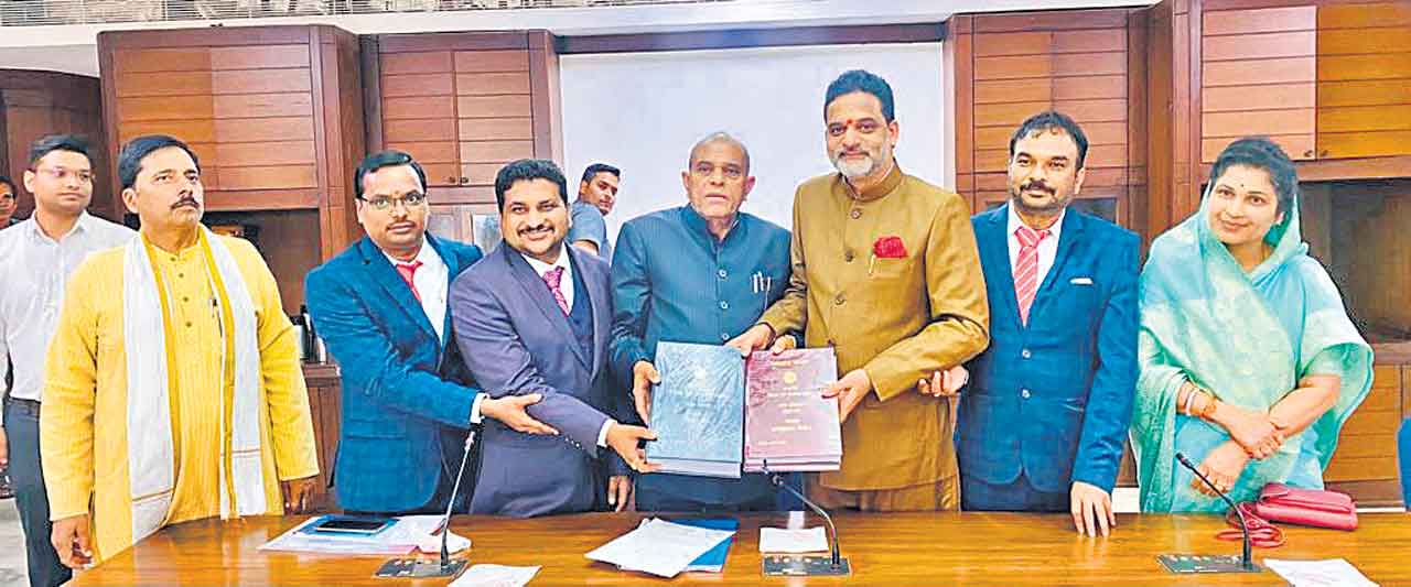 ఎంపీ బీసీ కమిషన్తో రాష్ట్ర బృందం భేటీ