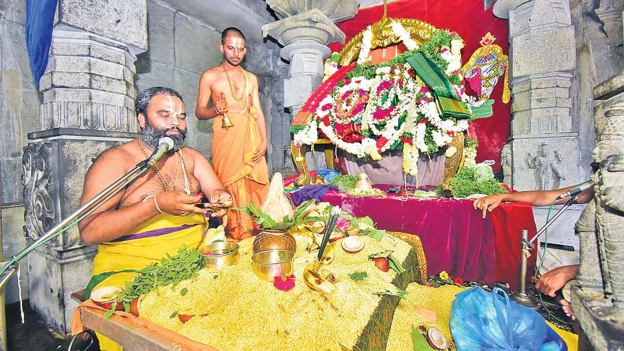 లక్ష్మీనరసింహస్వామికినిత్యారాధనలు