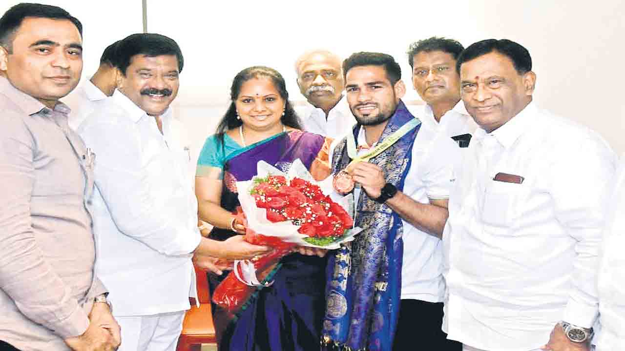 హుసాముద్దీన్‌కు సన్మానం