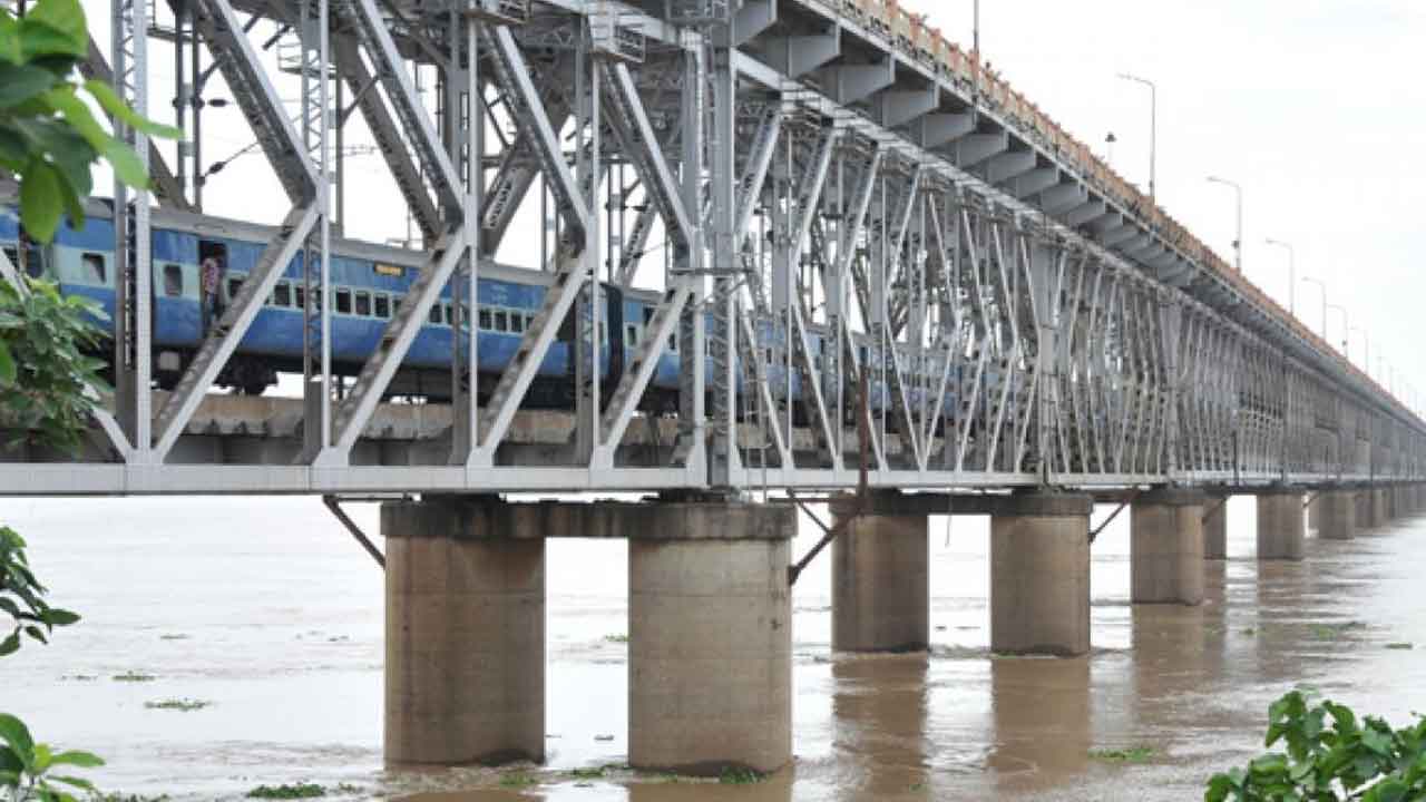 ధవళేశ్వరం వద్ద పెరుగుతున్న వరద ప్రవాహం