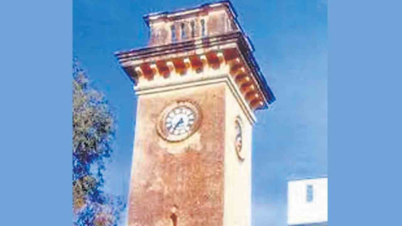 క్లాక్‌టవర్‌పై ‘స్వాతంత్య్ర’ జెండా