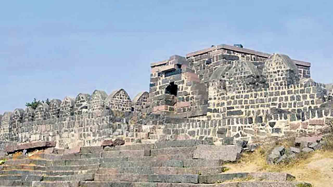 వరంగల్‌ ఖిలాపై మువ్వన్నెల రెపరెపలు