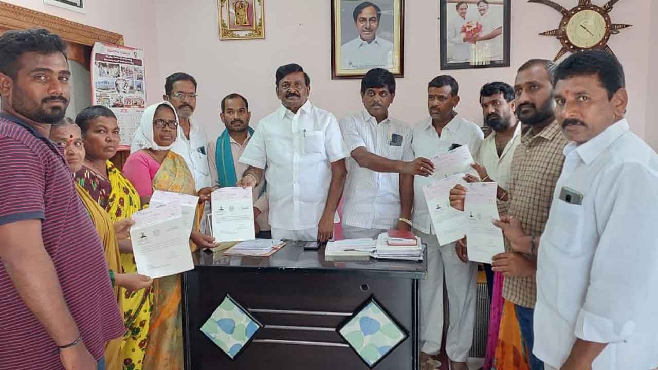 సీఎంఆర్‌ఎఫ్‌ చెక్కుల పంపిణీ