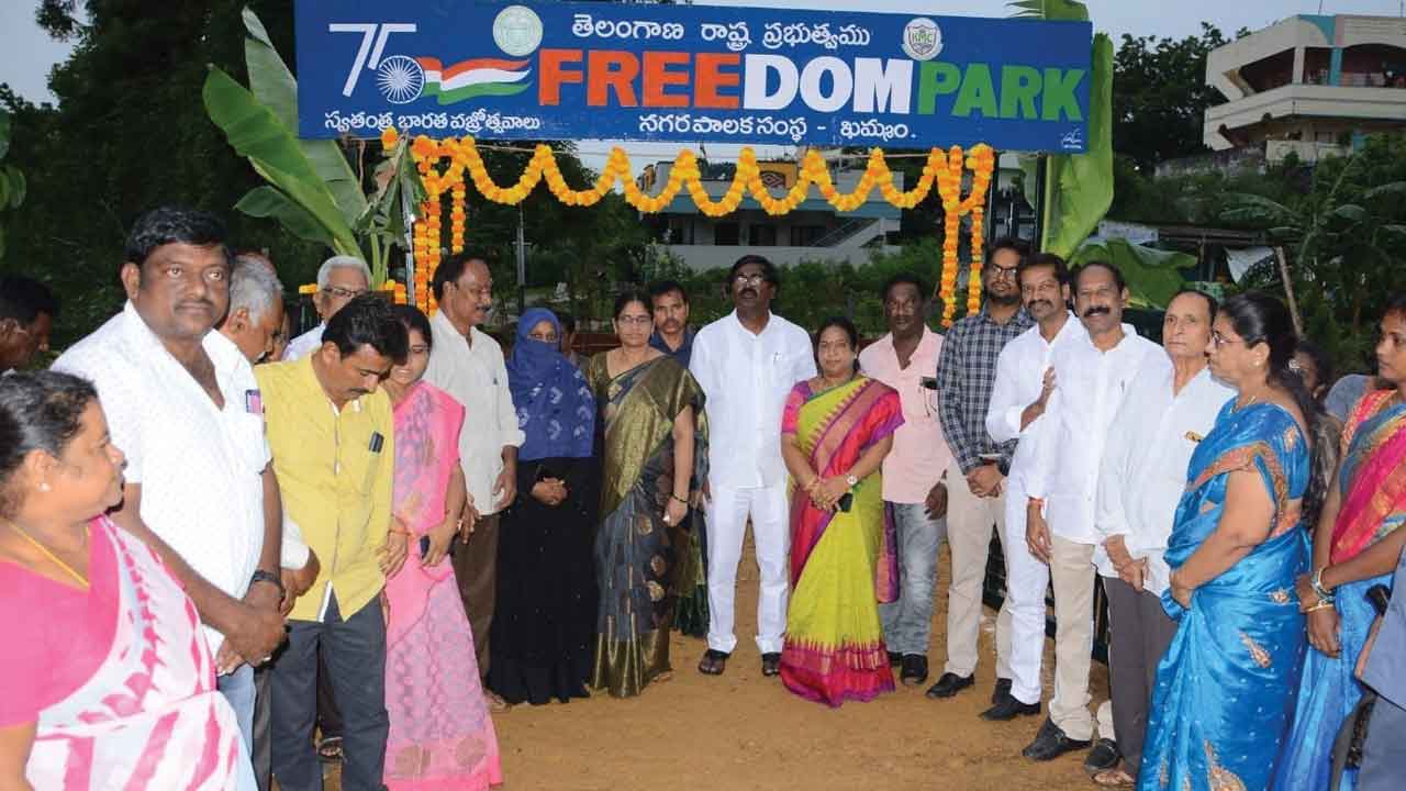 మృతుల కుటుంబాలకు చెక్కుల పంపిణీ