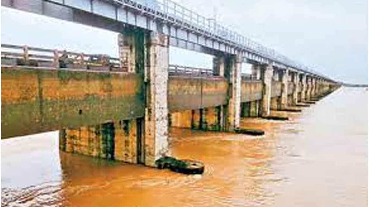 ధవళేశ్వరం వద్ద కొనసాగుతున్నమొదటి ప్రమాద హెచ్చరిక