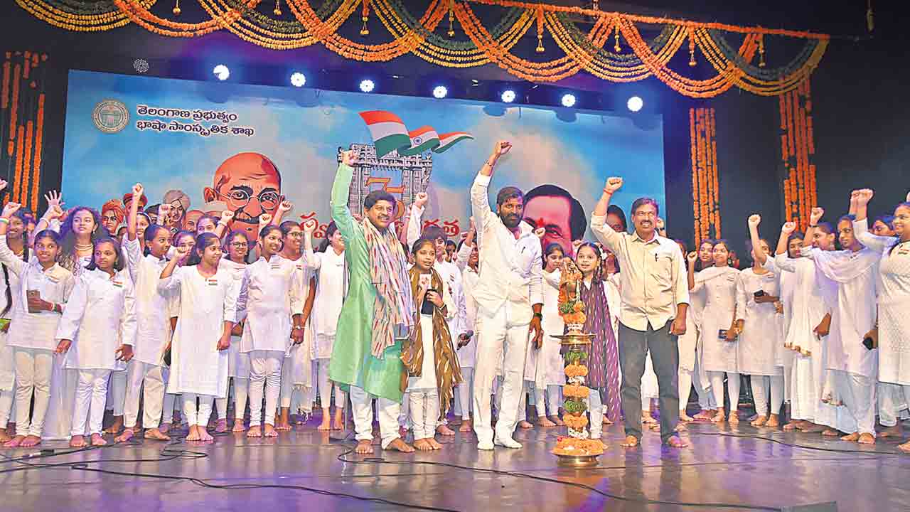 అలరించిన బాలబాలికల దేశభక్తి గీతాలు