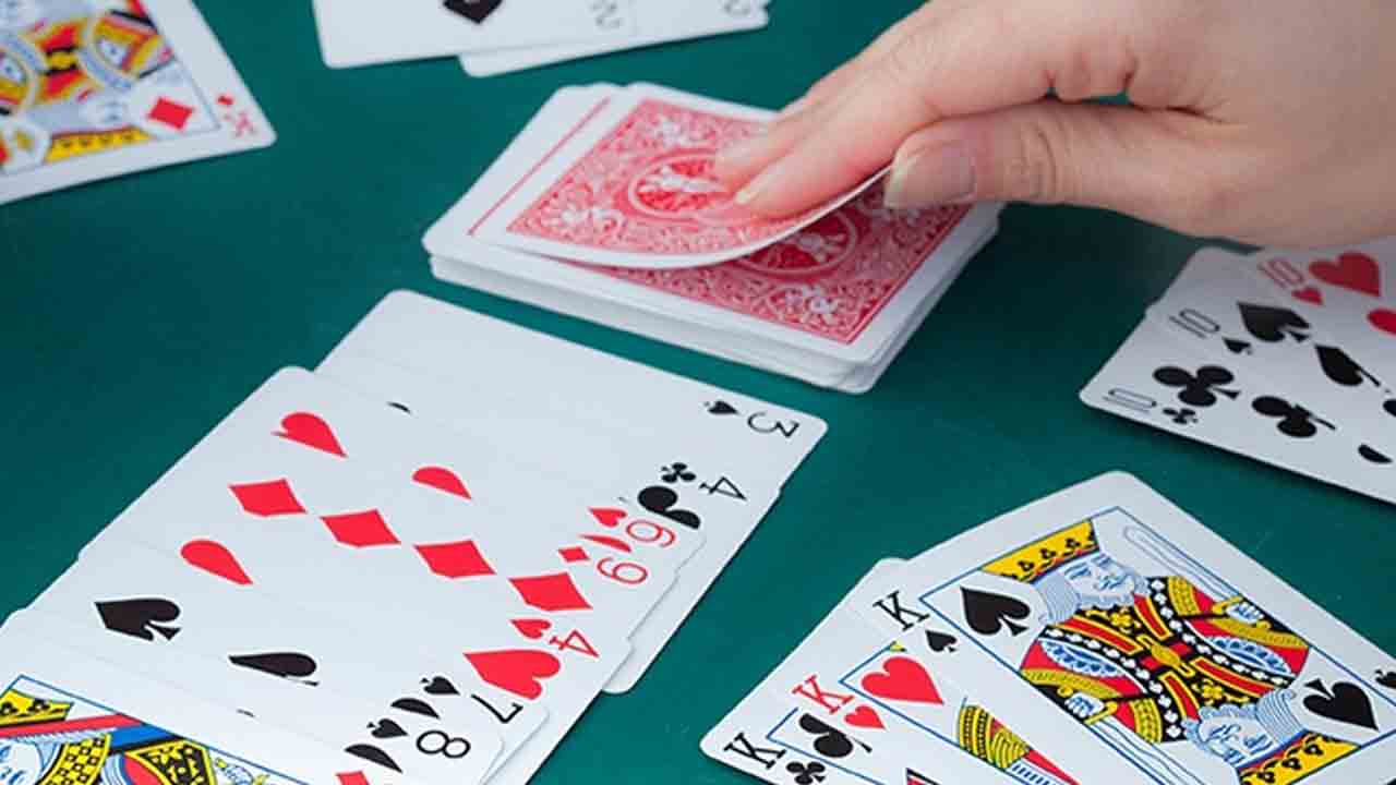 పొలాలను అడ్డాగా మార్చుకున్న పేకాటరాయుళ్లు