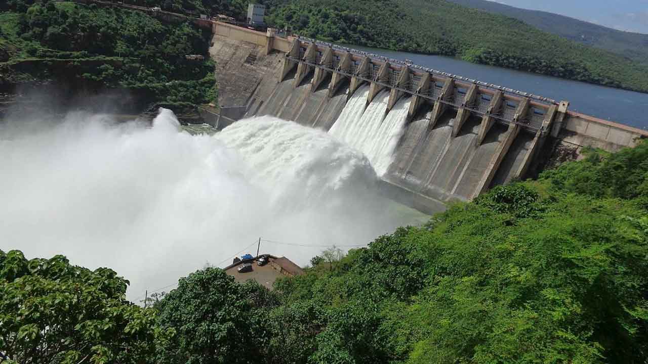 శ్రీశైలం ప్రాజెక్టు మూడు గేట్ల ఎత్తివేత