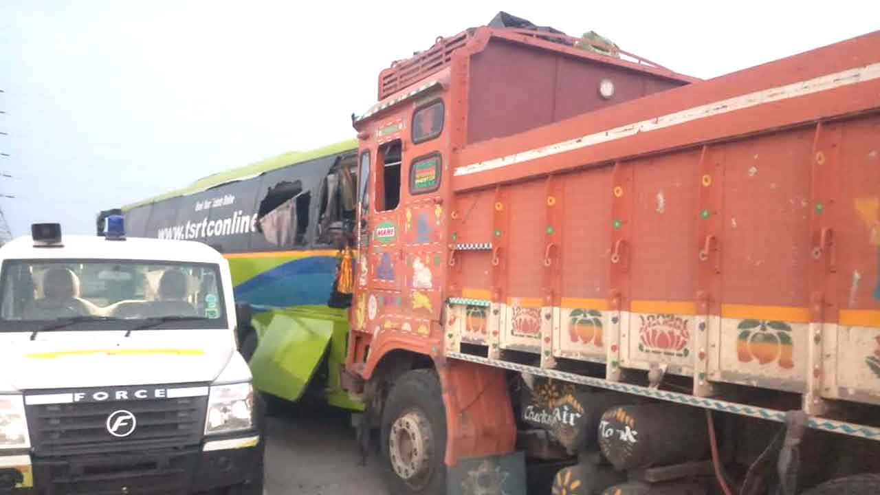 రోడ్డు ప్రమాదాల్లో ముగ్గురి దుర్మరణం