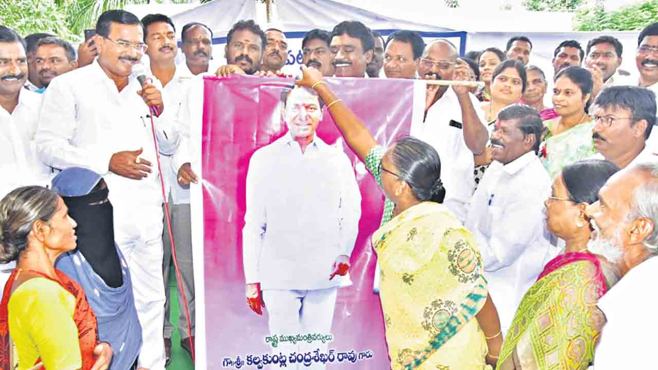 పింఛన్ల పంపిణీలో తెలంగాణే అగ్రగామి