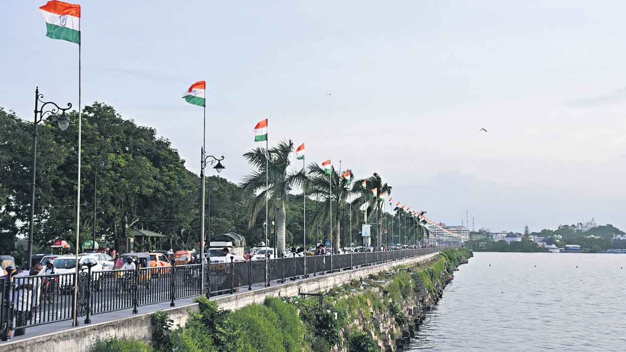 వజ్రోత్సవాల సందర్భంగా గ్రాండ్‌ బస్‌ పరేడ్‌