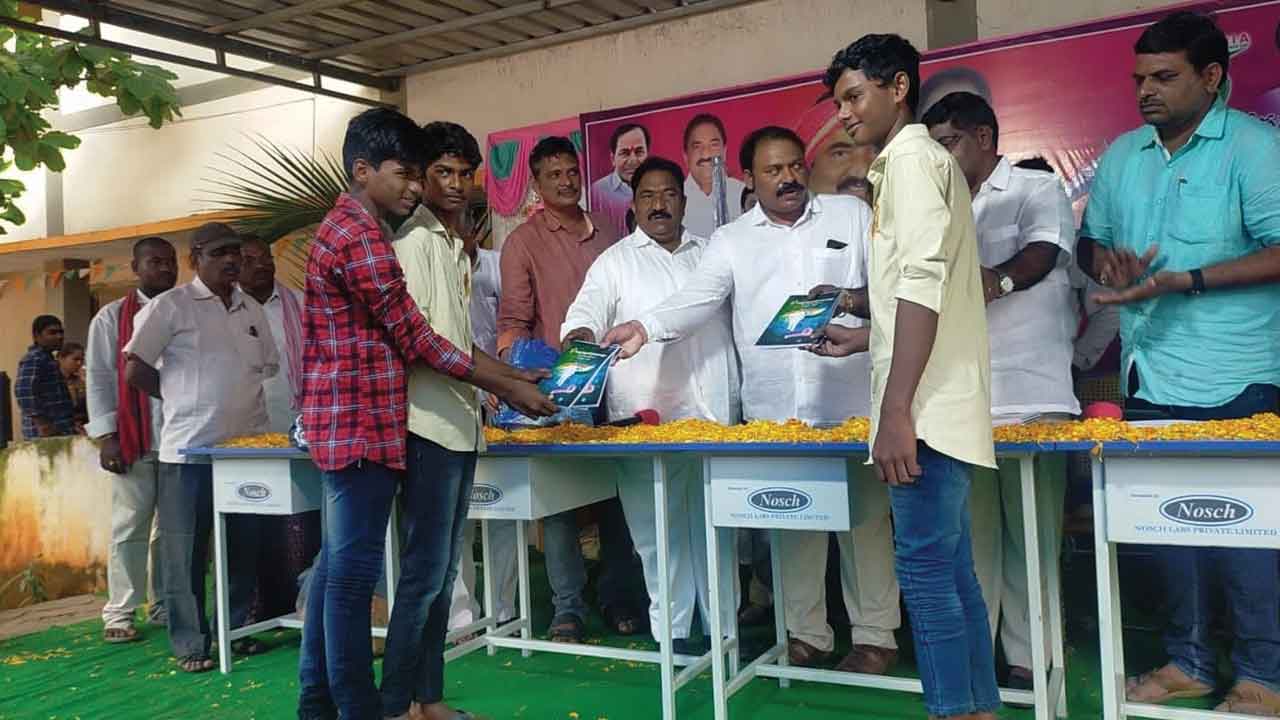 దాతల కృషి అభినందనీయం : ఎమ్మెల్యే