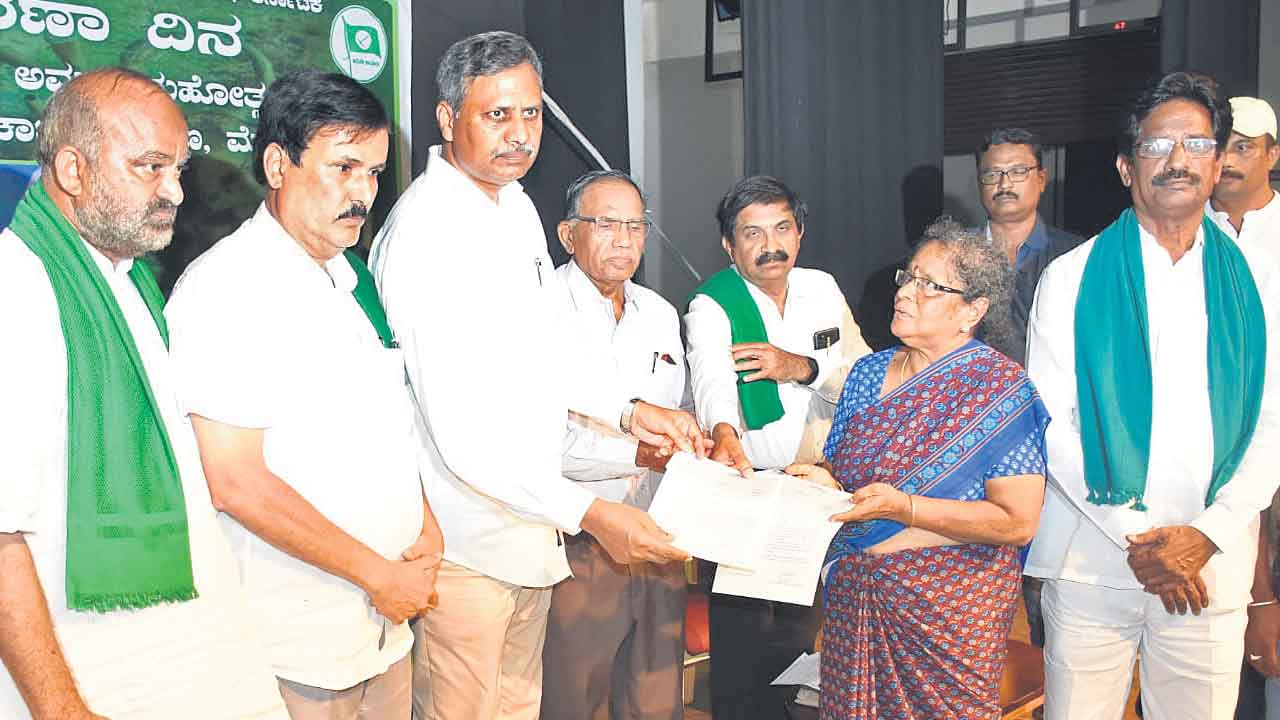 కర్ణాటక రైతు కుటుంబానికి కేసీఆర్‌ అండ