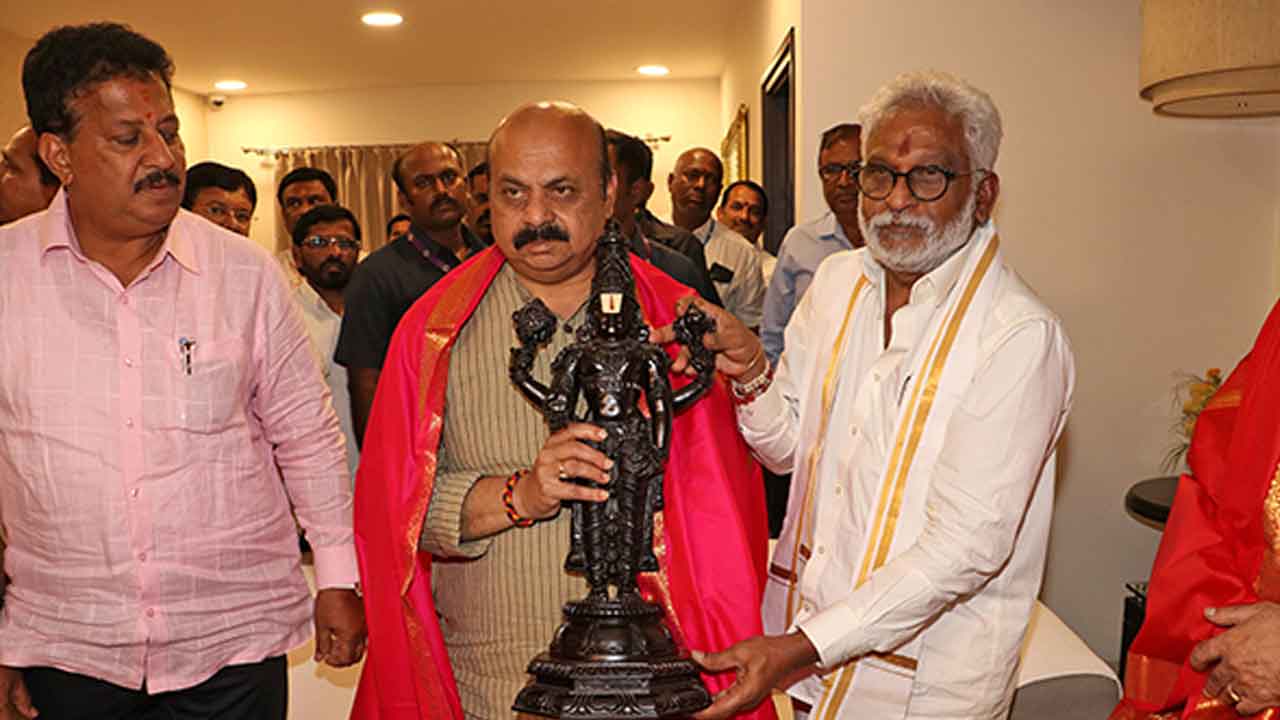 తిరుమలలో శ్రీవారిని దర్శించుకున్న కర్ణాటక సీఎం