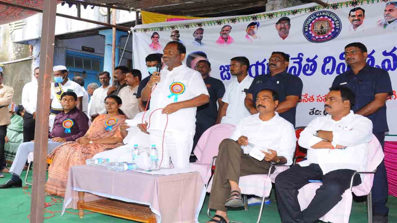 స్వరాష్ట్రంలో చేనేతకు చేయూత