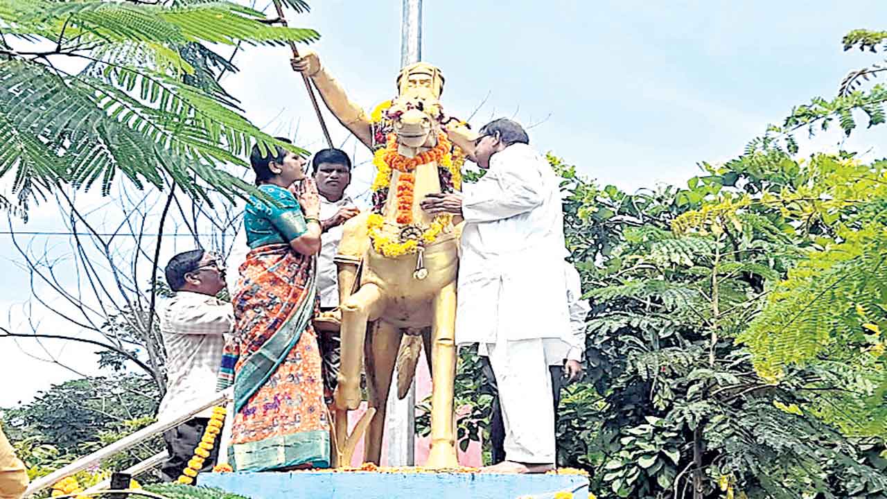 సర్వాయి పాపన్నకు ఘన నివాళి