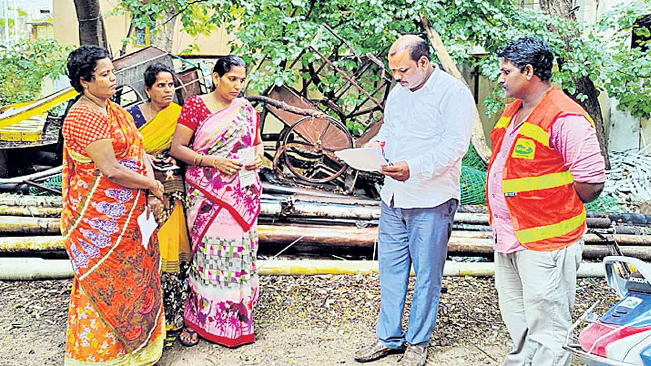 ఇండ్ల కోసం డబ్బులివ్వొద్దు