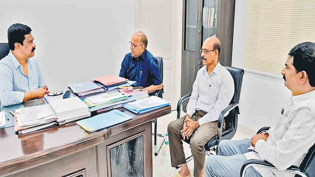 న్యాక్‌ ఉద్యోగుల సమస్యలు పరిష్కరించండి