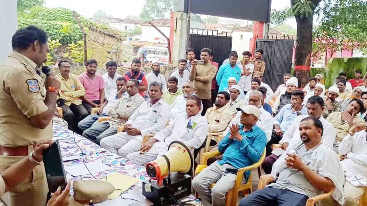 ప్రశాంతంగా ఉత్సవాలు నిర్వహించుకోవాలి