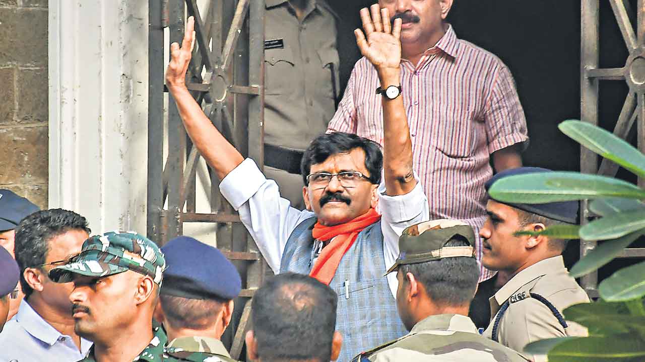 మహారాష్ట్రలో ఆగని వేట.. శివసేనను ఖతం చేసేందుకు బీజేపీ పావులు