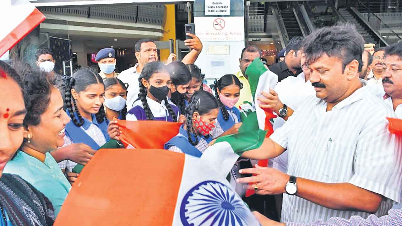 ఇంటింటికీ జెండాలు