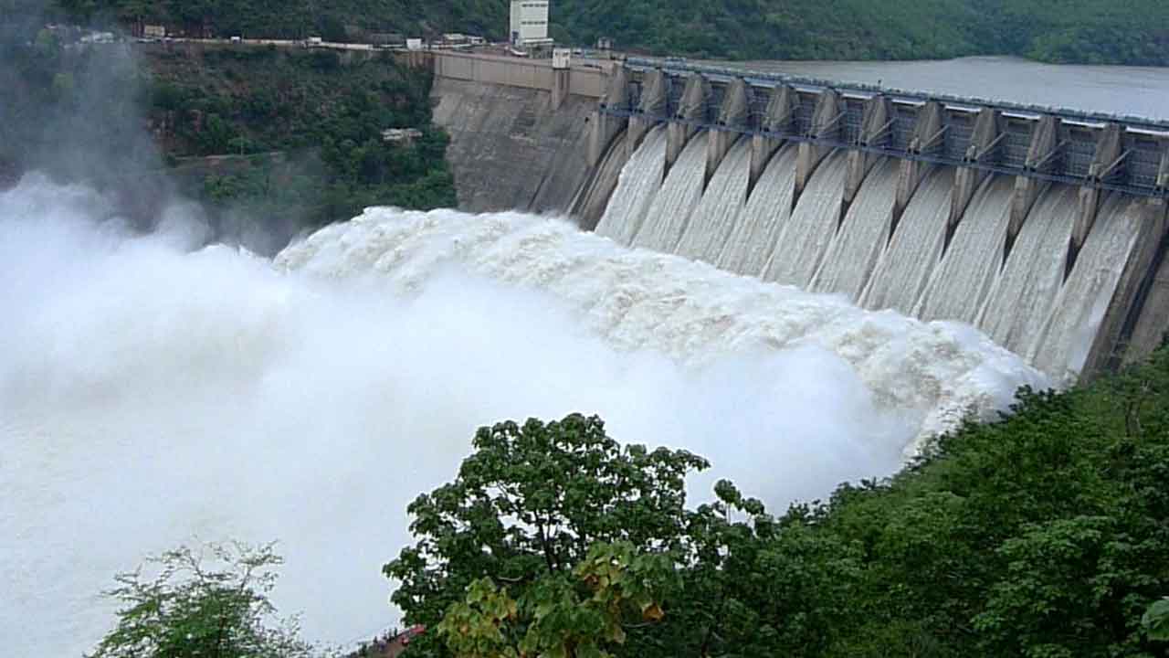 శ్రీశైలం జలాశయం 10 గేట్లు ఎత్తి దిగువకు నీటి విడుదల