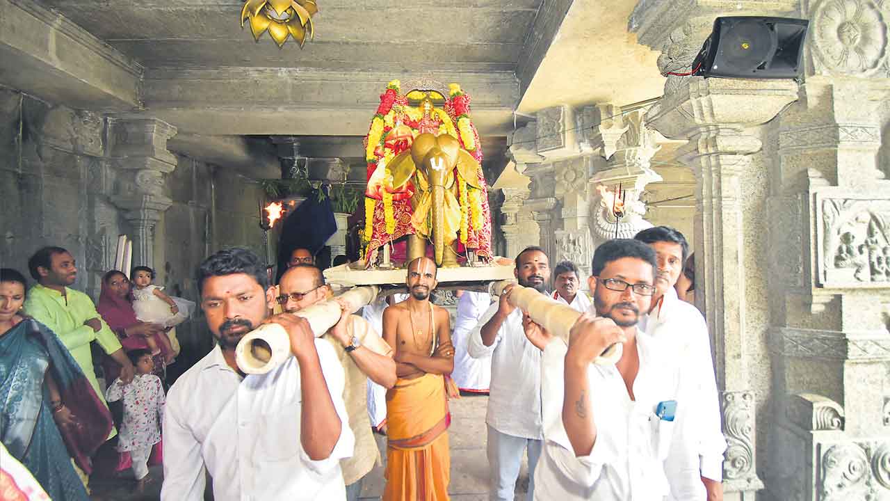 లక్ష్మీనృసింహుడికి జోడు సేవలు