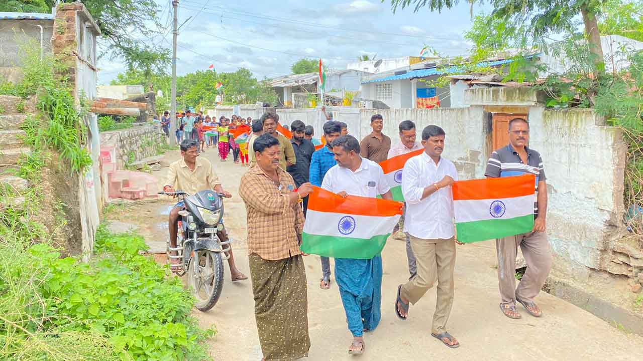 ఊరూ వాడా మువ్వన్నెల రెపరెపలు