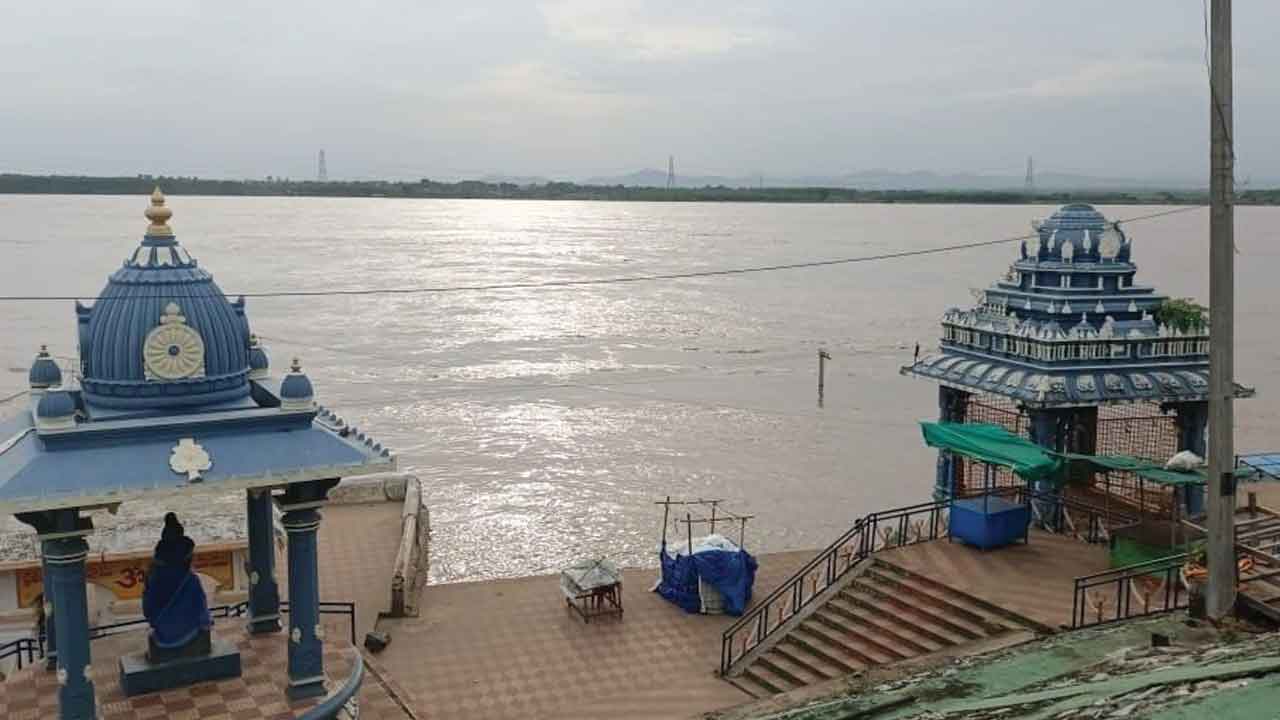 తగ్గుతూ.. పెరుగుతూ.. గోదావరి దోబూచులాట