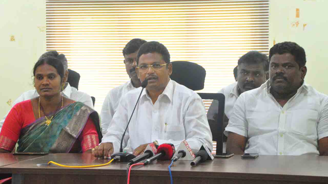 సీఎం కేసీఆర్‌ సహకారంతో..జిల్లా అభివృద్ధికి కృషి