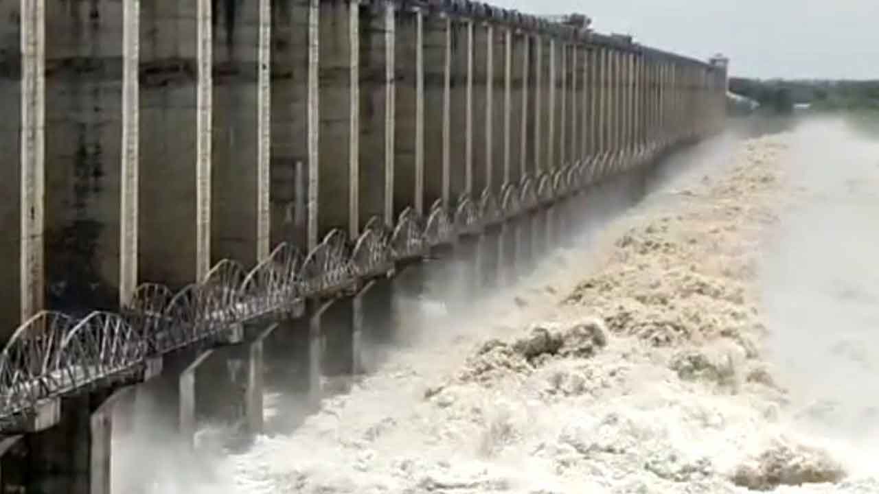 శ్రీశైలం డ్యాం ఐదు గేట్లు ఎత్తివేత