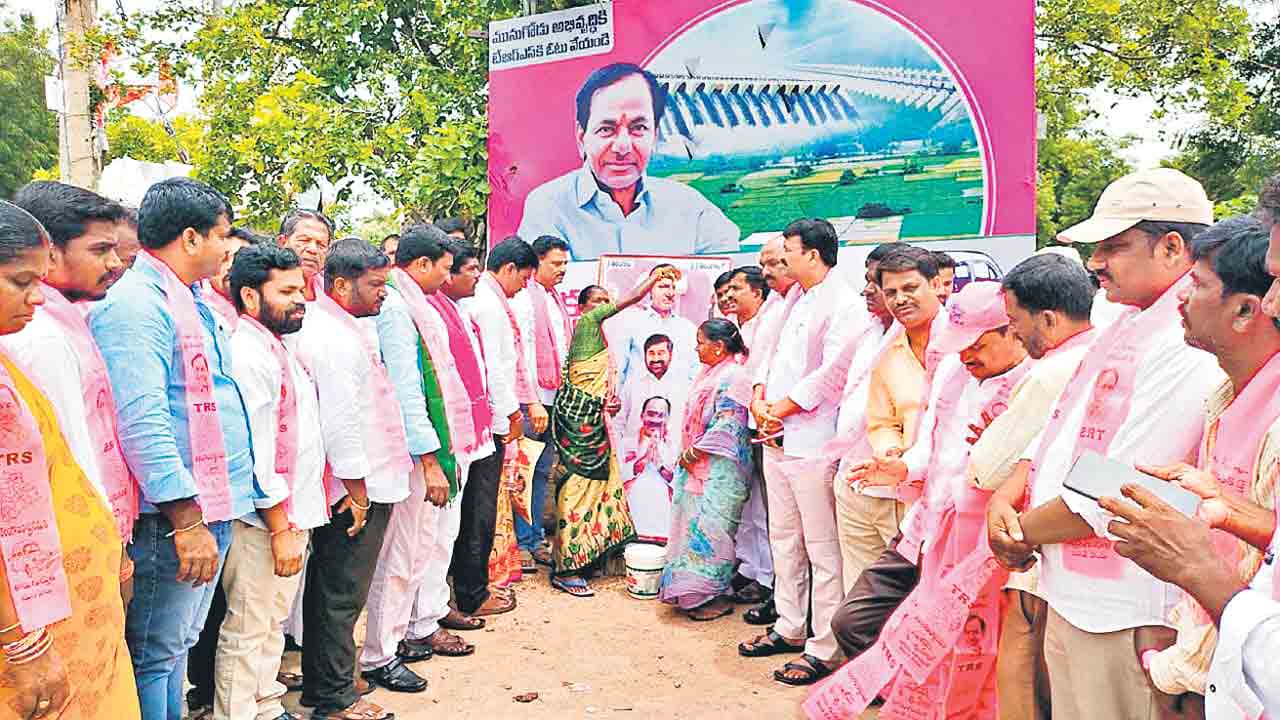 సీఎం కేసీఆర్ చిత్రపటానికి క్షీరాభిషేకం