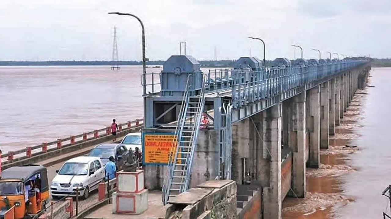 ధవళేశ్వరం బ్యారేజ్‌ వద్ద మొదటి ప్రమాద హెచ్చరిక జారీ