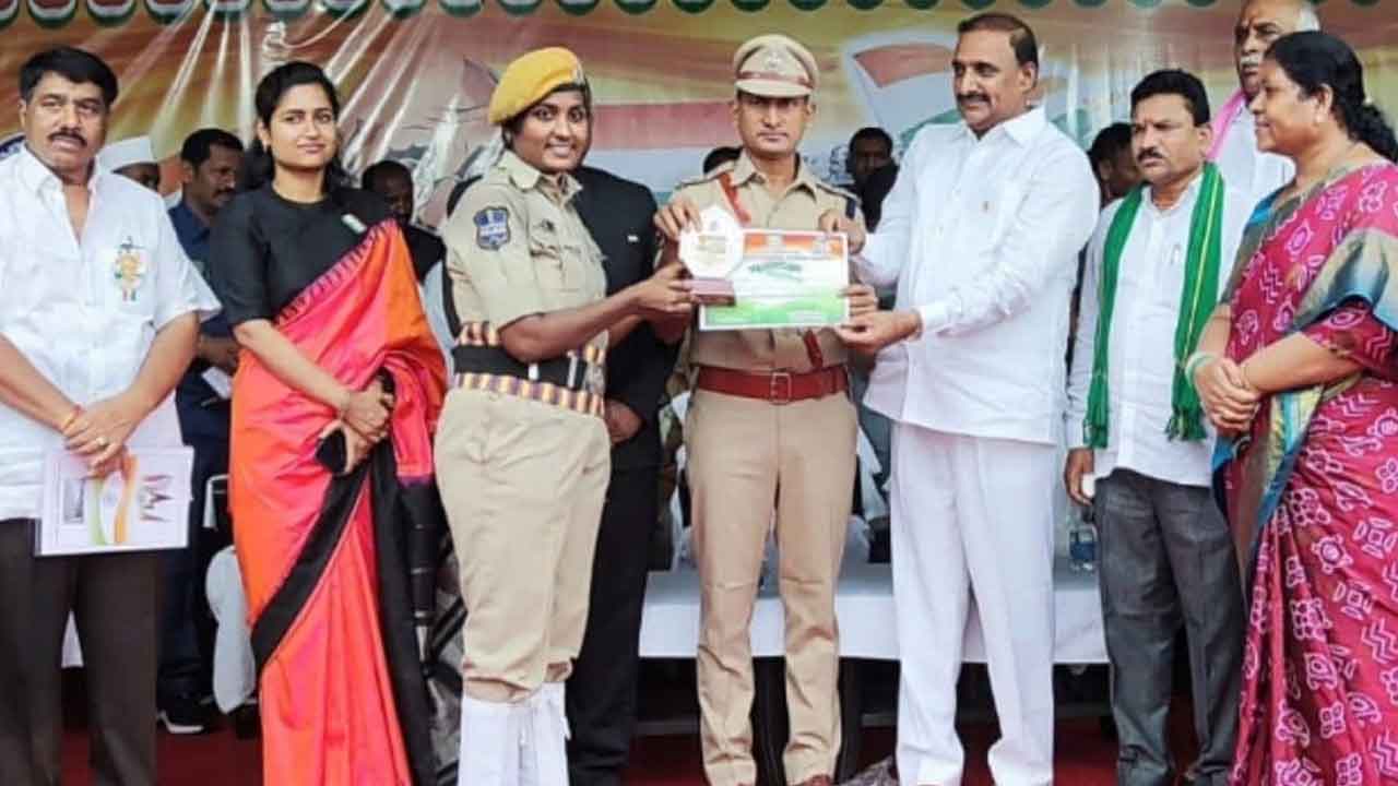 ఉత్తమ ఉద్యోగులకు ప్రశంసా పత్రాలు