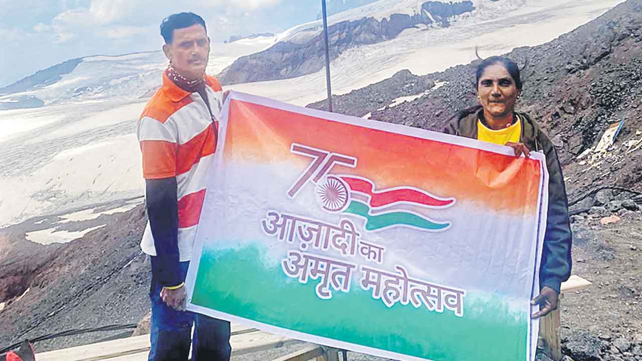 ఎల్బ్రస్‌ పర్వతంపై నిడమనూరు దంపతులు