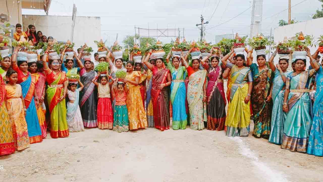 బోనమెత్తిన పల్లె,పట్నం