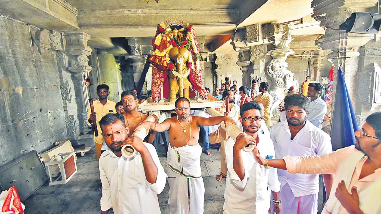 యాదగిరీశుడికి సుప్రభాత సేవ