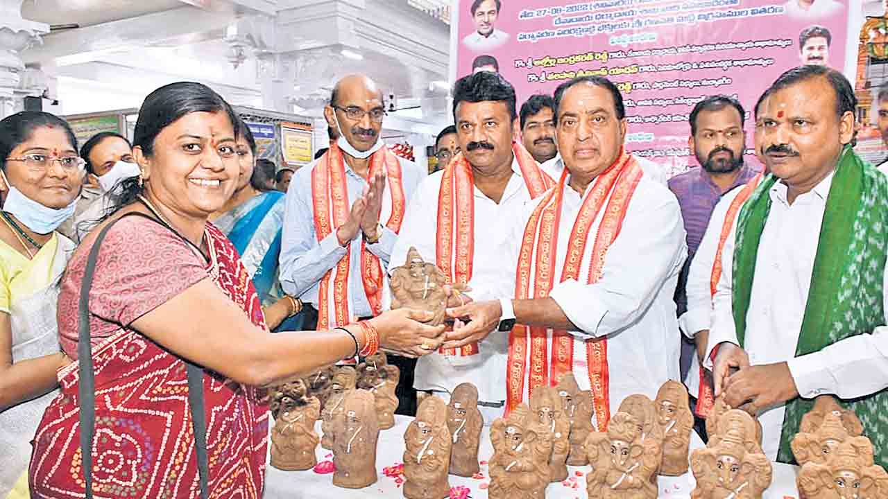 డబుల్‌ ఇండ్ల కోసం ఎవ్వరూ డబ్బులివ్వొద్దు