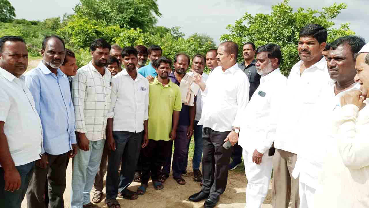 బాధిత రైతులకు నష్టపరిహారం