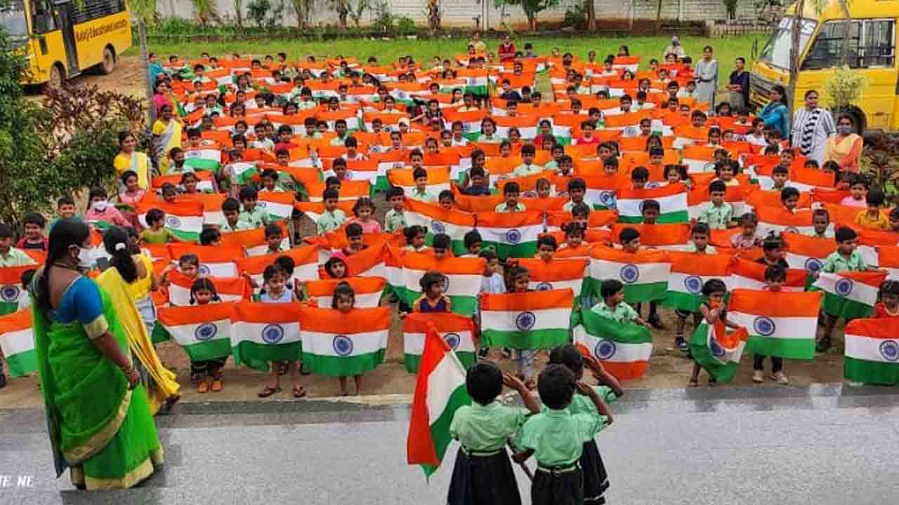 దేశభక్తిని చాటాలి