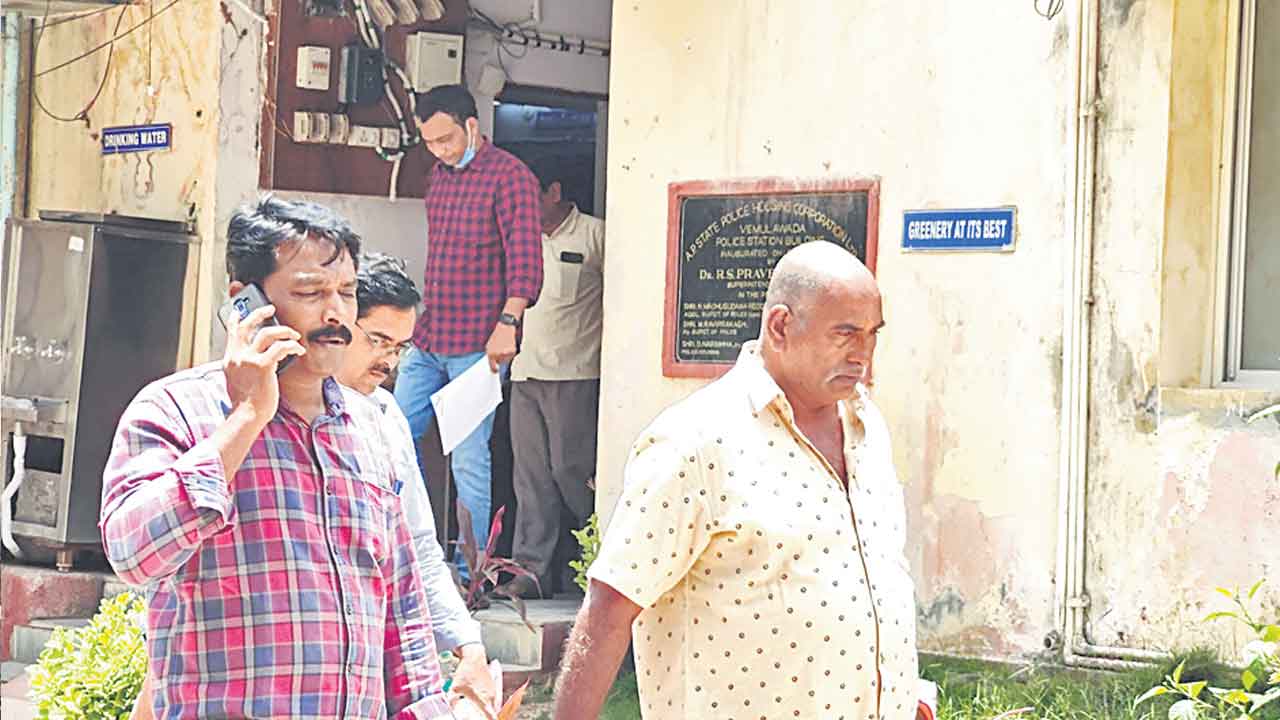 41 బుల్లెట్లు.. 4.5 లక్షల నగదు
