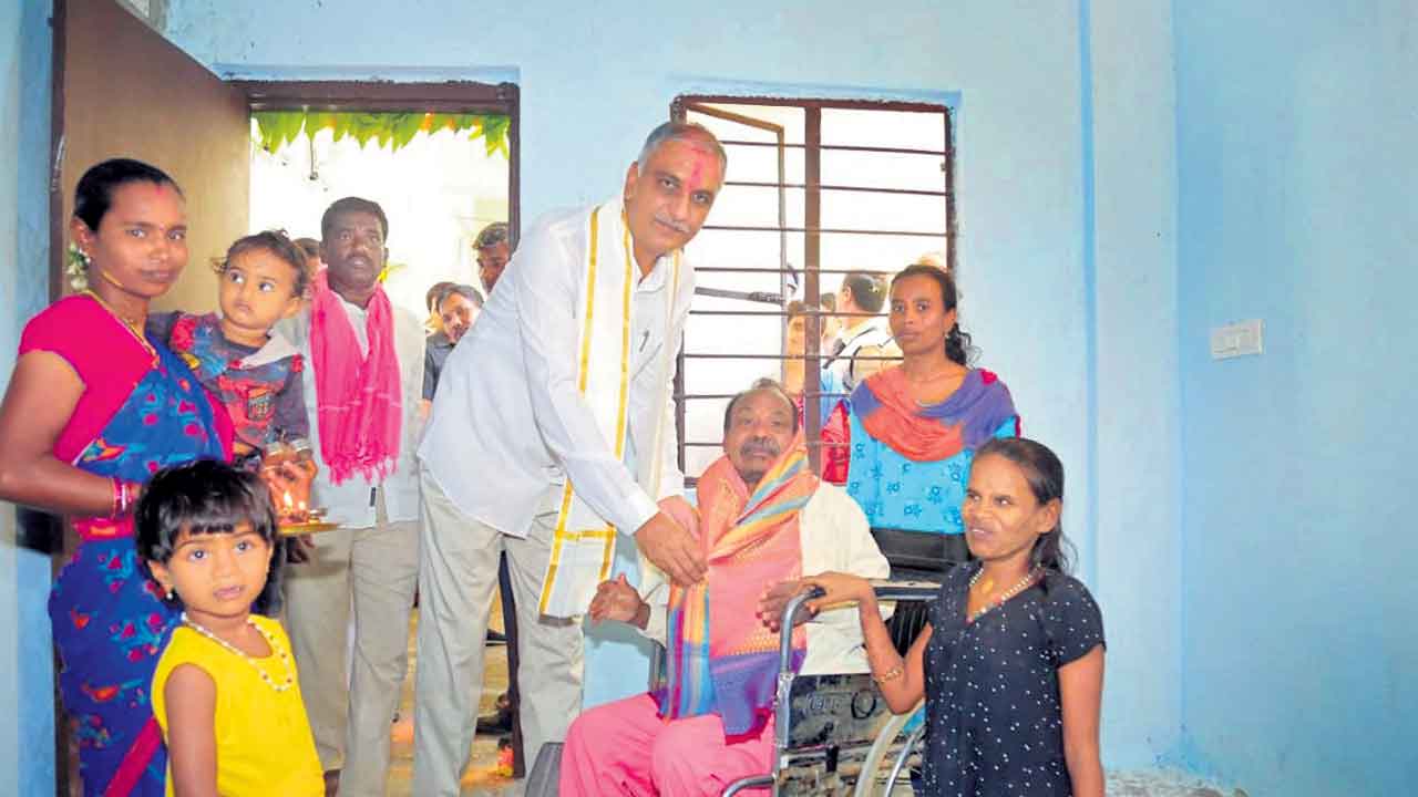 ఉచితాలొద్దంటూ పెద్దలకు రుణమాఫీలా?