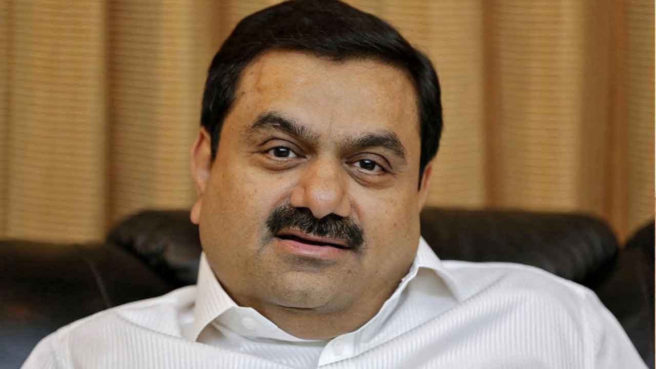 తేడా జరిగితే అదానీ మునక.. గ్రూప్‌ రుణ భారంపై ఫిచ్‌ హెచ్చరిక