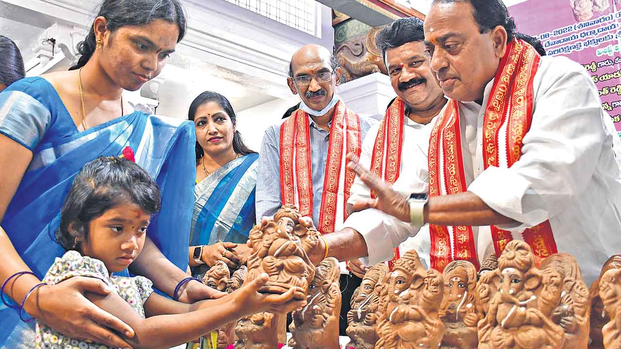 1.40 లక్షల మట్టి విగ్రహాల పంపిణీ