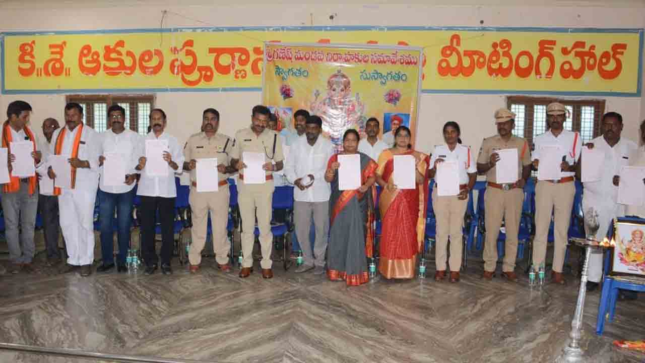 11 వేల మట్టి విగ్రహాలు పంపిణీ చేస్తాం