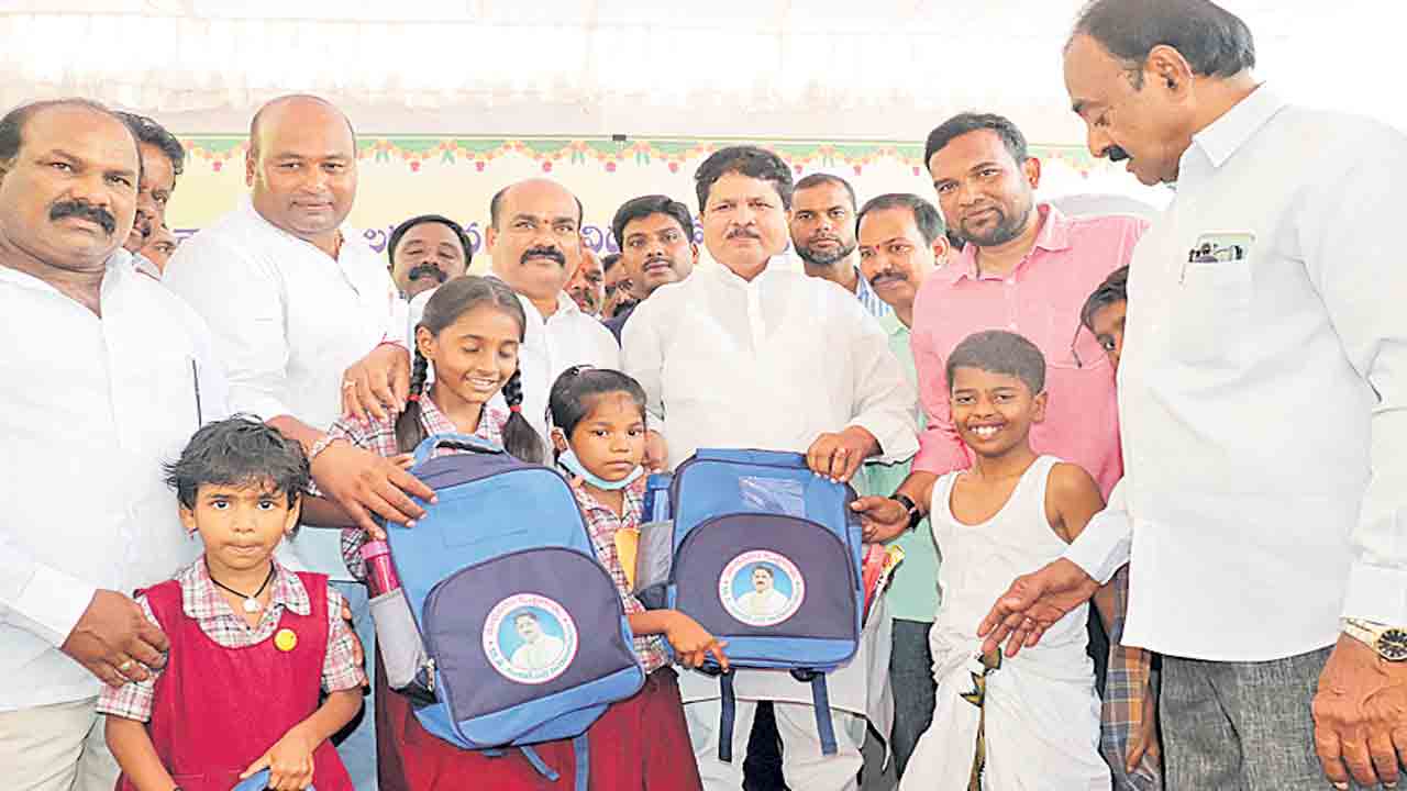 పదిలో 10 జీపీఏ సాధిస్తే ట్యాబ్‌లు అందిస్తా