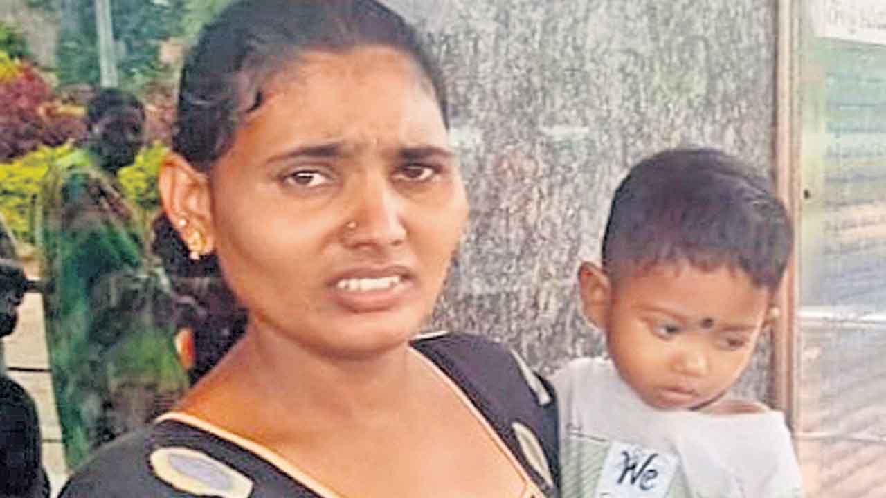 నీటిసంపులోకి తోసేసింది!