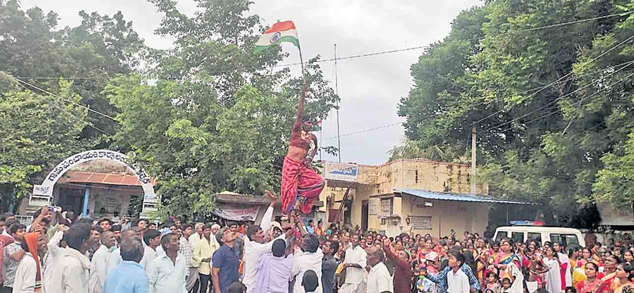 జాతీయ స్ఫూర్తిని చాటాలి