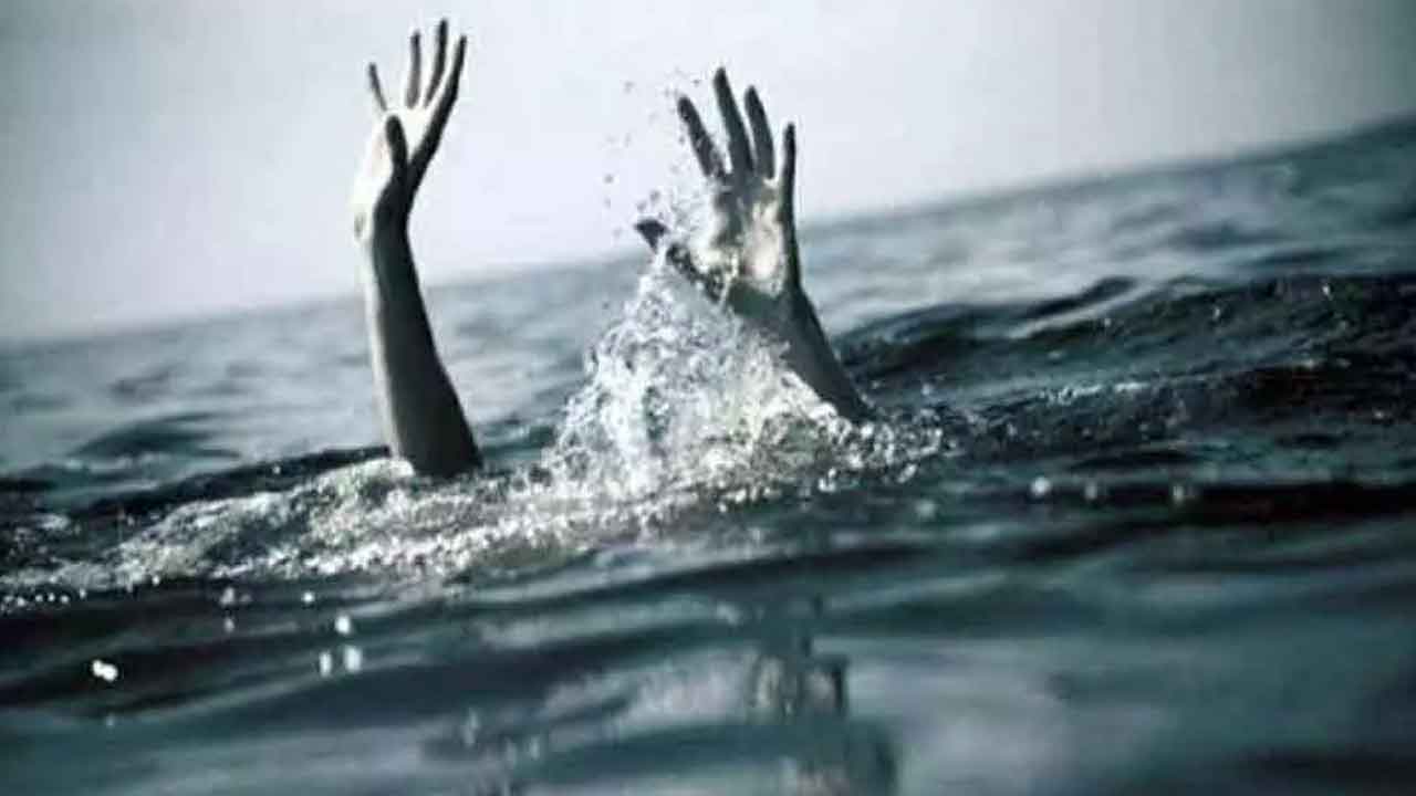నీటి గుంతలో పడ్డ ఇద్దరు చిన్నారులు మృతి