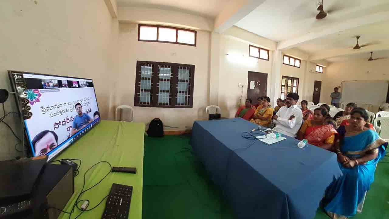 సీఎం చిత్రపటానికి రాఖీలు కట్టాలి